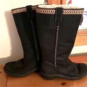 UGG 5139 Swell black Leather Boots Womens 6 Riding Snow Sheepskin Lining Pull On
